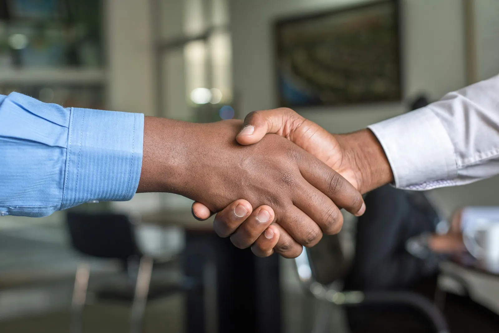 Poignée de main entre un conseiller et son client
